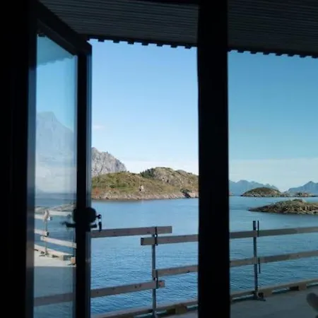 Seafront Apartment Henningsvaer