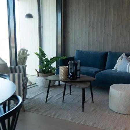 Modern Waterfront Stay In Henningsvaer, Lofoten Appartement